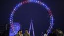 London Eye menyalakan lampu berwarna merah, biru dan putih untuk menghormati kelahiran bayi laki-laki  Pangeran Harry dan Meghan Markle di London, Senin (6/5/2019). London Eye atau Millennium Wheel adalah sebuah roda pengamatan yang terbesar di dunia, memiliki tinggi 135 meter. (Tolga AKMEN/AFP)
