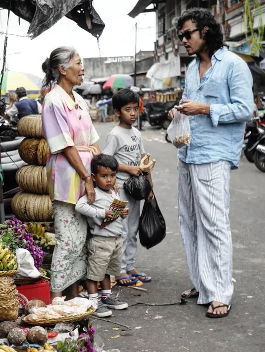 Dwi Sasono tampak menghabiskan waktu di pasar Sukawati dengan mengobrol bersama ibu Ayu. "Kemarin di Pasar Sukawati kenalan sama Ibu Ayu. Ibu Ayu ternyata pernah tinggal di Jakarta tahun 86," tulisnya. (Foto: instagram.com/dwisasono)