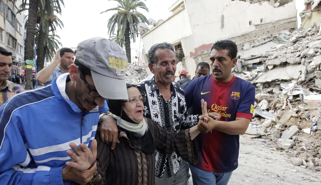 Salah satu kerabat korban runtuhnya gedung tampak mendatangi lokasi kejadian di Casablanca, Maroko, Minggu (13/7/14). (REUTERS/Macao)
