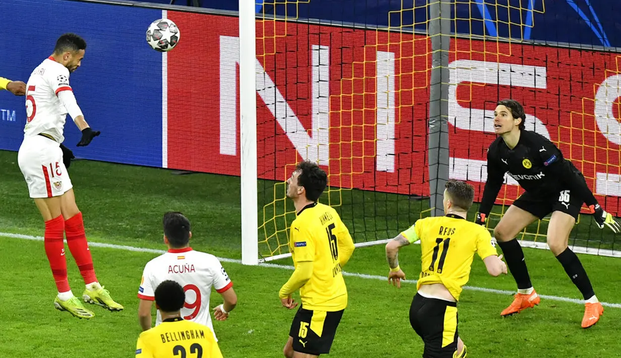 Pemain Sevilla FC Youssef En-Nesyri  mencetak gol ke gawang Borussia Dortmund pada pertandingan leg kedua babak 16 besar Liga Champions di Dortmund, Jerman, Selasa (9/3/2021). Laga berakhir imbang 2-2. (AP Photo/Martin Meissner, Pool)