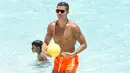 Cristiano Ronaldo menikmati waktu santai di Pantai Bahama. (Spalsh News via Daily Mail)