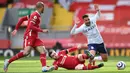 Villa harus kehilangan Trezeguet pada menit ke-82 karena cedera. Winger asal Mesir itu mengalami masalah usai lututnya usai berbenturan dengan pemain Liverpool. (Foto: AFP/Pool/Laurence Griffiths)