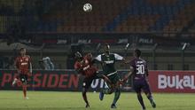 Striker Persebaya Surabaya, Amido Balde, berebut bola dengan bek Perseu Serui, Diakite Seydou, pada laga Piala Presiden 2019 di Stadion Si Jalak Harupat, Bandung, Sabtu (2/3). Persebaya menang 3-2 atas Perseru. (Bola.com/Yoppy Renato)