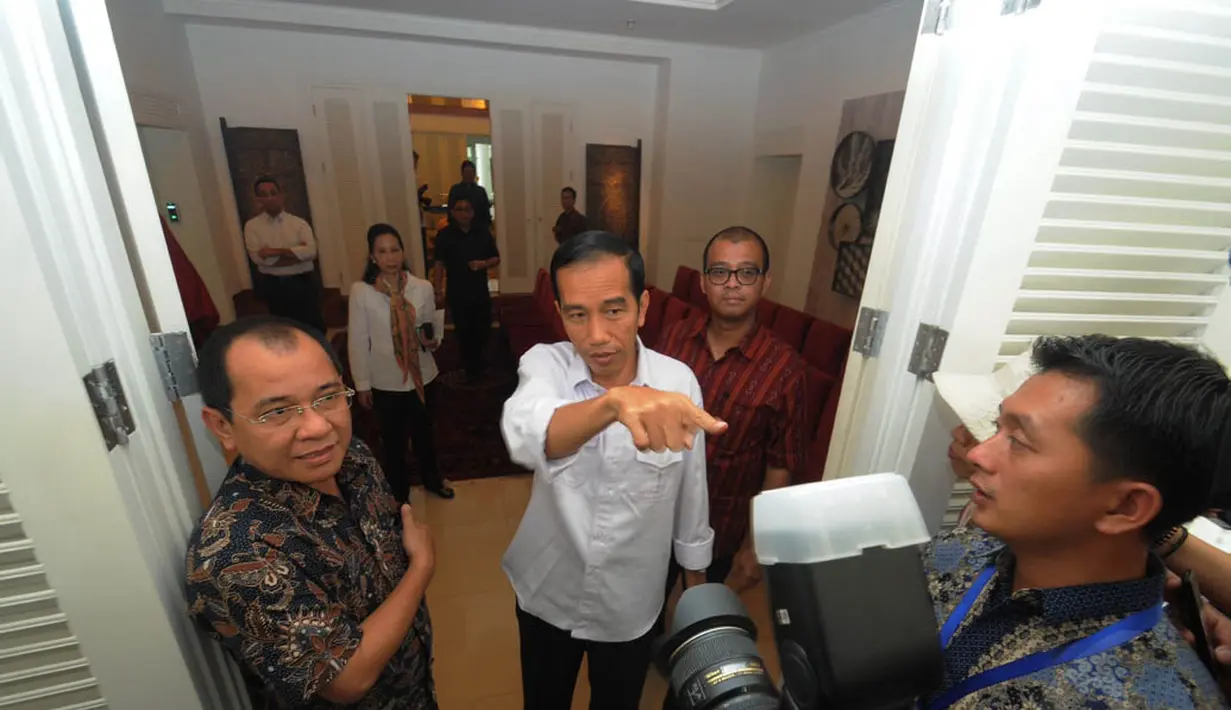 Mantan Walikota Solo itu mengenalkan ruangan demi ruangan yang ada di rumah transisi yang mengusung gaya kolonial tersebut, Jakarta, Senin (4/8/14). (Liputan6.com/Herman Zakharia) 