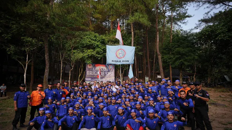 Presiden ASEAN Trade Union Council (ATUC) sekaligus Presiden Konfederasi Serikat Pekerja Seluruh Indonesia (KSPSI) Andi Gani Nena Wea melantik anggota Brigade KSPSI angkatan ke-39