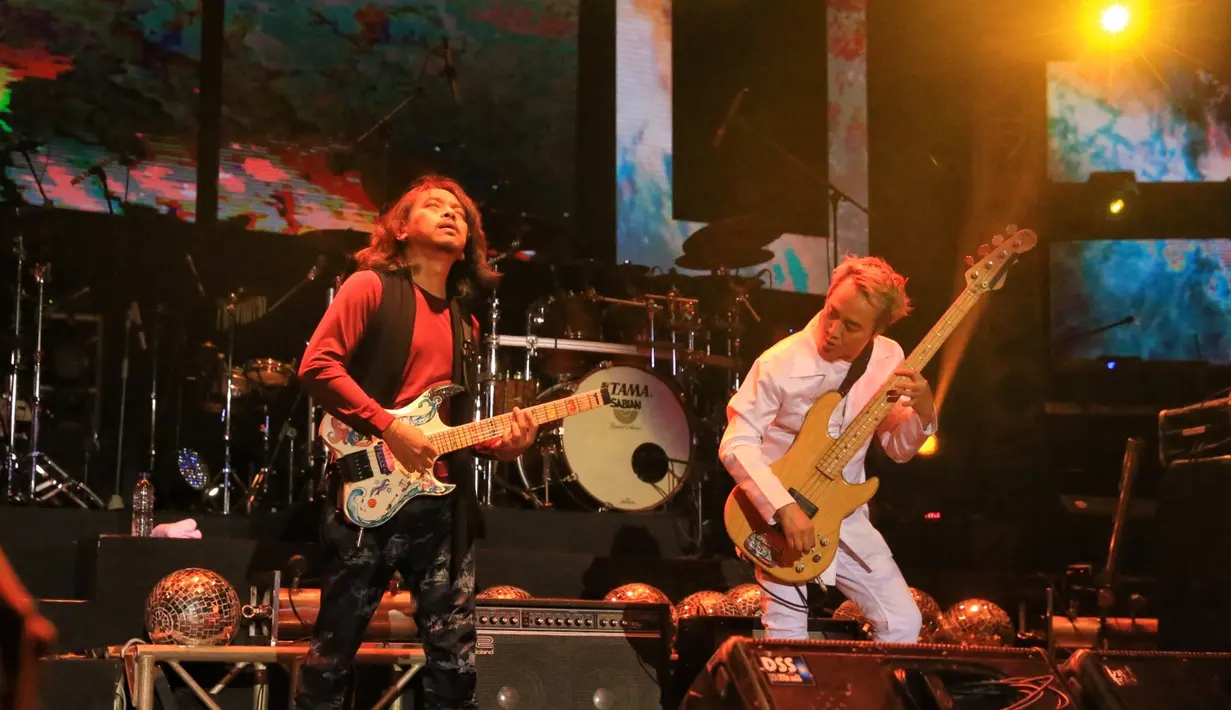 Sebelum bernyanyi lagu bertajuk Jomblo, Arman kembali mengeluarkan candaannya. "Ini lagu ada yang masih ingat nggak ya? Eh emang yang kelahiran 80an masih ada yang jomblo?," lanjutnya. (Adrian Putra/Bintang.com)