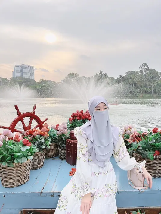 Meski menutupi wajahnya dengan cadar, penampilan ibu satu anak itu begitu mencuri perhatian netizen. Banyak yang bilang kalau pesona kecantikan Larissa begitu meneduhkan dan bikin hati adem. (Instagram/larissachou)
