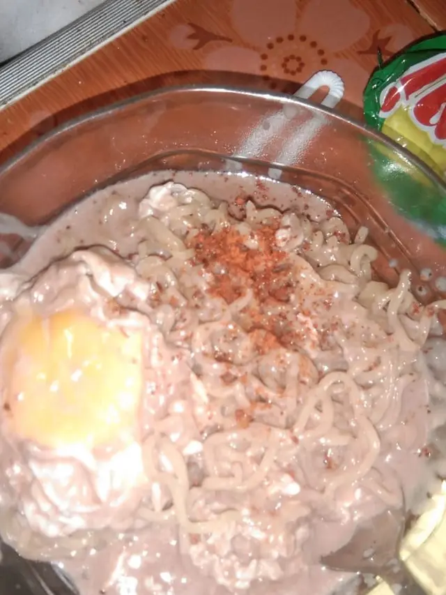 7 Cara Absurd Makan Mi Ala Netizen Ini Bikin Tepuk Jidat