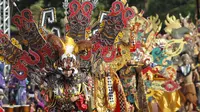 Pesona Solo Batik Carnival yang menyajikan berbagai kreasi kostum batik di sepanjang Jalan Slamet Riyadi, Solo, Sabtu (14/7).(Liputan6.com/Fajar Abrori)