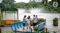 Wisatawan berfoto saat mengunjungi Senayan Park, Jakarta, Rabu (9/12/2020). Libur Nasional Pilkada Serentak 2020 dimanfaatkan sebagian warga Jakarta dan sekitarnya untuk mengunjungi tempat rekreasi bersama keluarga. (Liputan6.com/Faizal Fanani)