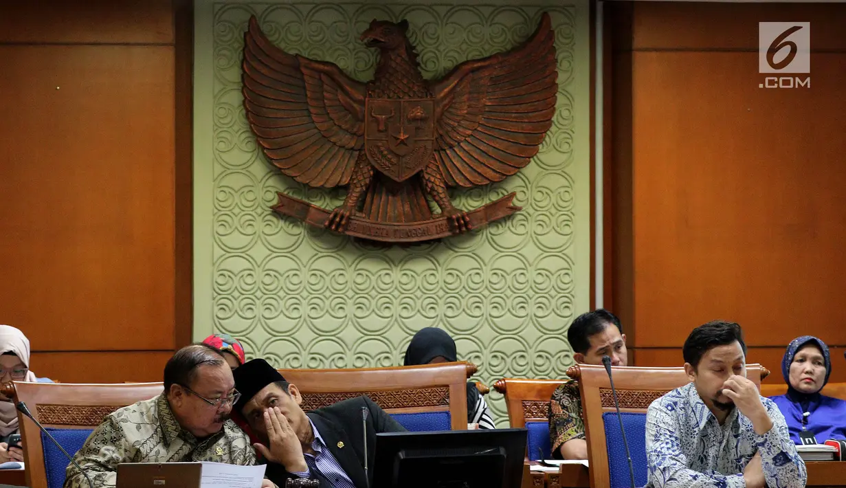 Ketua Pansus Terorisme Muhammad Syafii (kanan) memimpin Rapat Pansus Revisi UU Terorisme di Kompleks Parlemen, Senayan, Jakarta, Rabu (31/5). Menurut Syafi'i, Pansus sudah bekerja secara maksimal membahas revisi UU Antiterorisme. (Liputan6.com/JohanTallo)