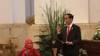 Presiden Joko Widodo memberi sambutan saat menerima peserta menerima peserta JKN dan KIS di Istana Negara, Jakarta (23/5). Peserta silaturahmi tersebut merupakan perwakilan dari 92,4 juta orang peserta KIS. (Liputan6.com/Angga Yuniar)