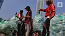 Sejumlah pegiat lingkungan menimbang sampah yang dikumpulkan saat mengikuti Hari Bebas Kendaraan Bermotor (HKBP) atau Car Free Day (CFD) di kawasan Bundaran HI, Jakarta, Minggu (29/10/2023). Kegiatan ini sebagai bentuk kampanye untuk mengajak warga agar peduli terhadap lingkungan dengan cara mengurangi penggunaan plastik. (Liputan6.com/Angga Yuniar)