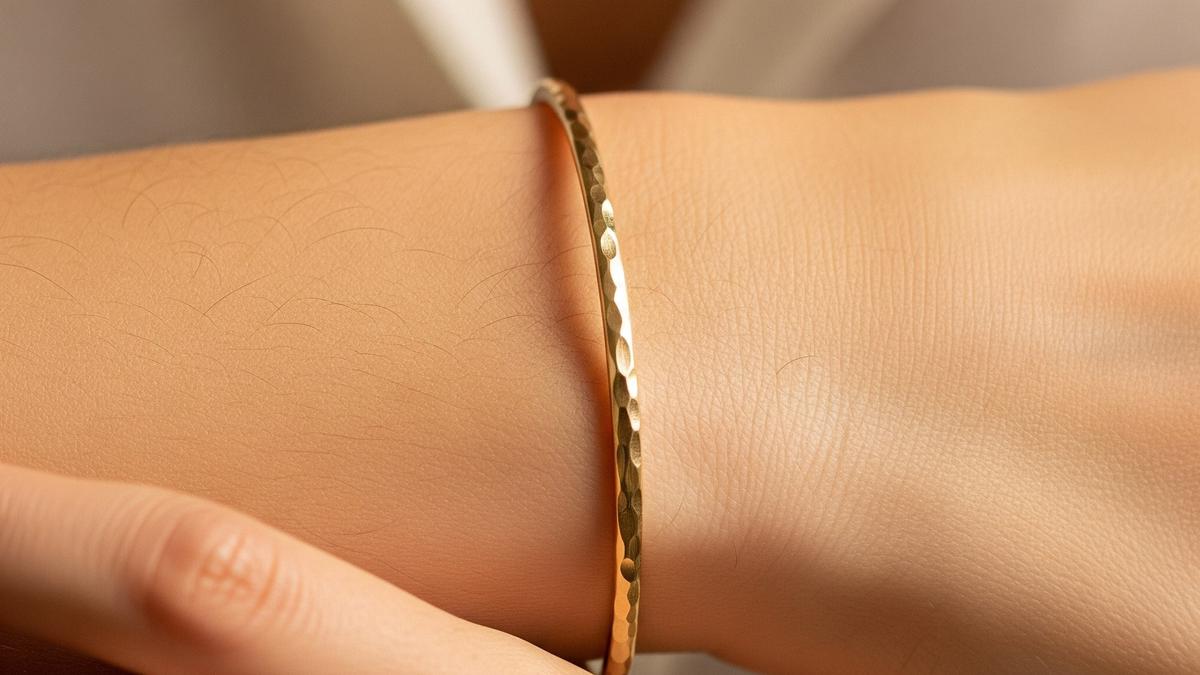 7 Rekomendasi Gelang Emas Simpel yang Tahan Gesekan Saat Aktivitas Rumah, Tetap Elegan