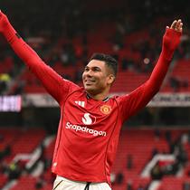 Meski menjadi pemain penting di Manchester United musim 2025-26, Casemiro akan meninggalkan Old Trafford saat kontraknya habis. MLS akn menjadi opsi potensial bagi gelandang Brasil ini. Kehidupan dan gaya bermain di Amerika menjadi daya tarik tambahan bagi Casemiro.(AFP/Oli Scarff)