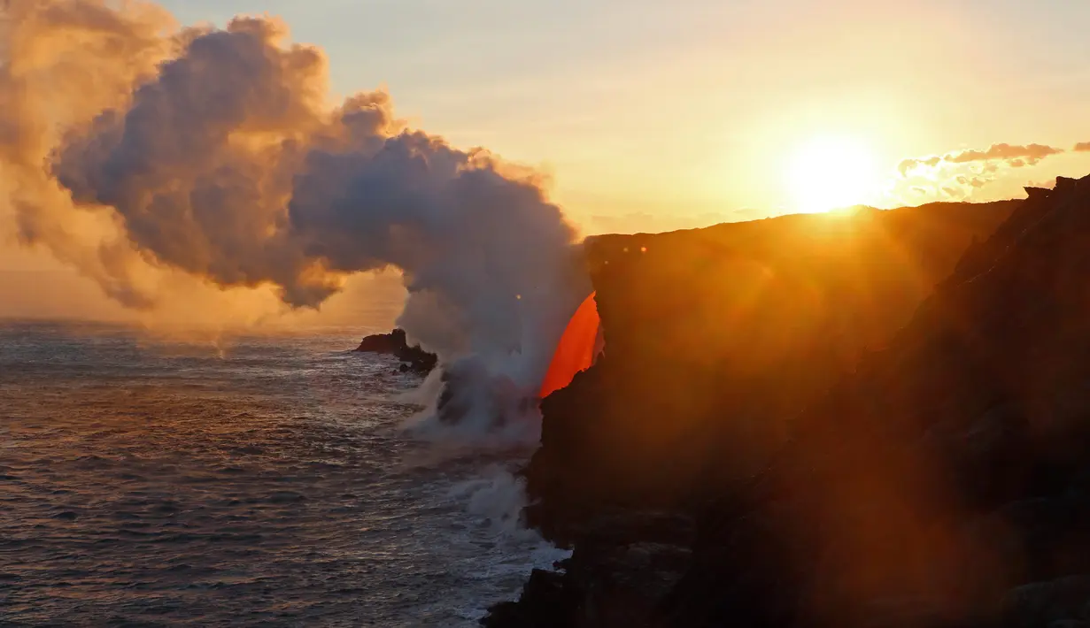 Suasana di sekitar gunung berapi Kilauea saat mengeluarkan lava di Samudra Pasifik, Hawaii, Rabu (1/2). Di kalangan masyarakat adat Hawaii, terdapat kepercayaan bahwa peristiwa tersebut berkaitan dengan perseteruan antara dua penguasa Hawaii. (AP Photo)