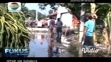 Akibat diguyur hujan semalam, dua desa di Kabupaten Jombang, Jawa Timur terendam banjir, Selasa pagi. Akibatnya, sejumlah rumah warga terendam banjir, hingga merendam berbagai perabot rumah tangga.