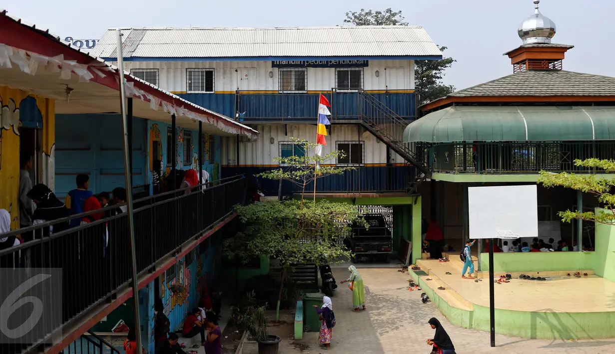 Aktivitas di Sekolah Masjid Terminal (Master) yang berada di Kawasan Terminal Terpadu Depok, Rabu (14/10). Pemkot Depok akhirnya membongkar sekolah tersebut guna perluasan terminal. (Liputan6.com/Yoppy Renato)