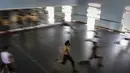 Penari Balet Nasional Kuba berlatih di sekolah Balet di Havana, Kuba, Selasa (5/4/2022). Balet Nasional Kuba memulai latihan untuk kembali ke panggung setelah lebih dari setahun setelah pandemi COVID-19 ditutup. (AP Photo/Ramon Espinosa)