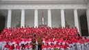  Presiden Joko Widodo berpose bersama ratusan atlet Indonesia yang akan bertanding di SEA Games XXVIII Singapura, Jakarta, Selasa (26/5/2015), Presiden berpesan agar para atlet berjuang sekuat tenaga mengharumkan nama bangsa. (Liputan6.com/Faizal Fanani)