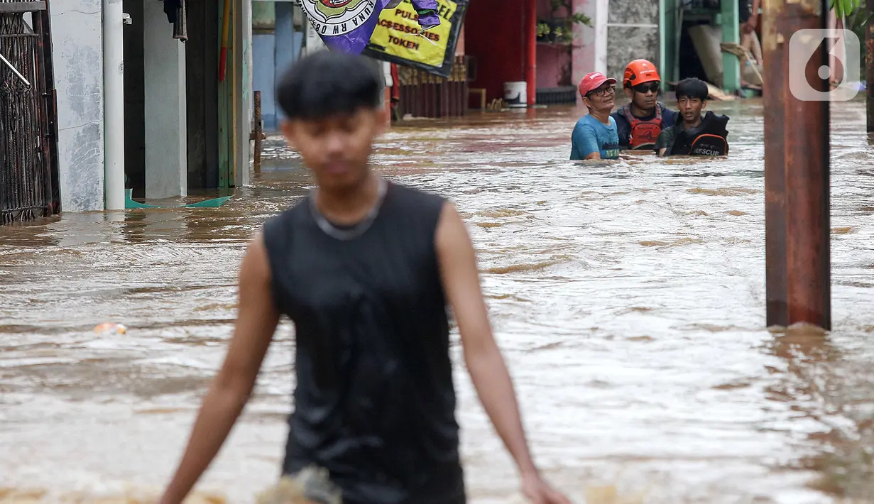 Mayoritas warga terdampak banjir Jakarta akibat luapan Kali Ciliwung masih memilih bertahan di rumah masing-masing. (Liputan6.com/Herman Zakharia)