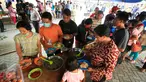 Sejumlah pengungsi eks anggota Gafatar antre mengambil makan di penampungan Youth Center, Sleman, Yogyakarta, Jumat (29/1). Mereka sebelumnya ditampung sementara di wisma Haji Donohudan, Boyolali untuk menjalani pendataan kependudukan (Foto: Boy Harjanto)