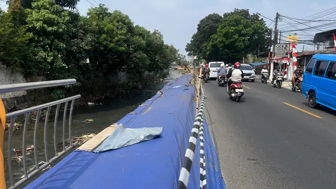 Baru Setahun Dibangun, Trotoar di Jalan Raya Sawangan Depok Ambles