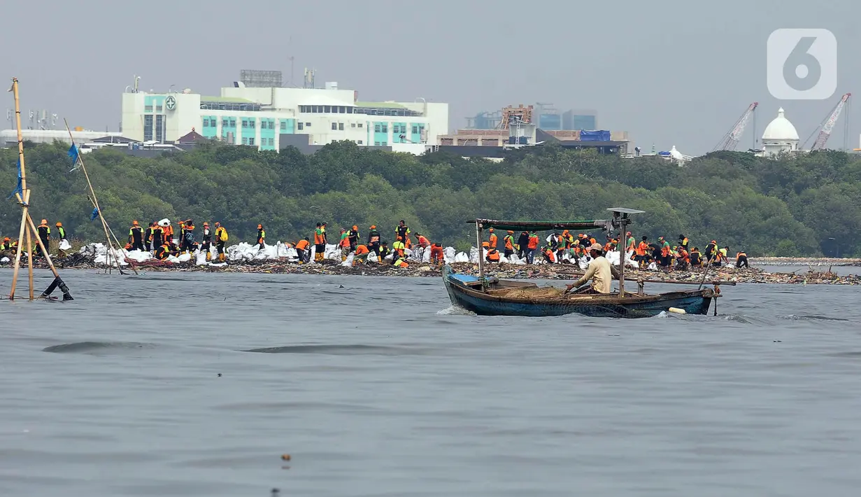 Sampah-sampah tersebut bahkan sampai membentuk daratan yang melandai seperti pinggir pantai. (merdeka.com/Imam Buhori)