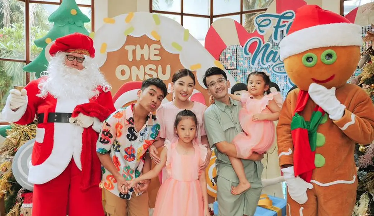 Sarwendah tampil kompak dengan kedua putrinya mengenakan dress pink saat merayakan Natal di rumahnya. [@sarwendah29]