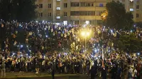 Para pengunjuk rasa berkumpul setelah pemilihan presiden Belarusia di Minsk, Belarusia, Minggu, 9 Agustus 2020. (AP/ Sergei Grits)