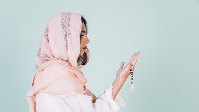 Ilustrasi muslimah melafalkan niat puasa Ayyamul Bidh