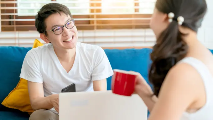 perempuan dan pasangan november tersenyum