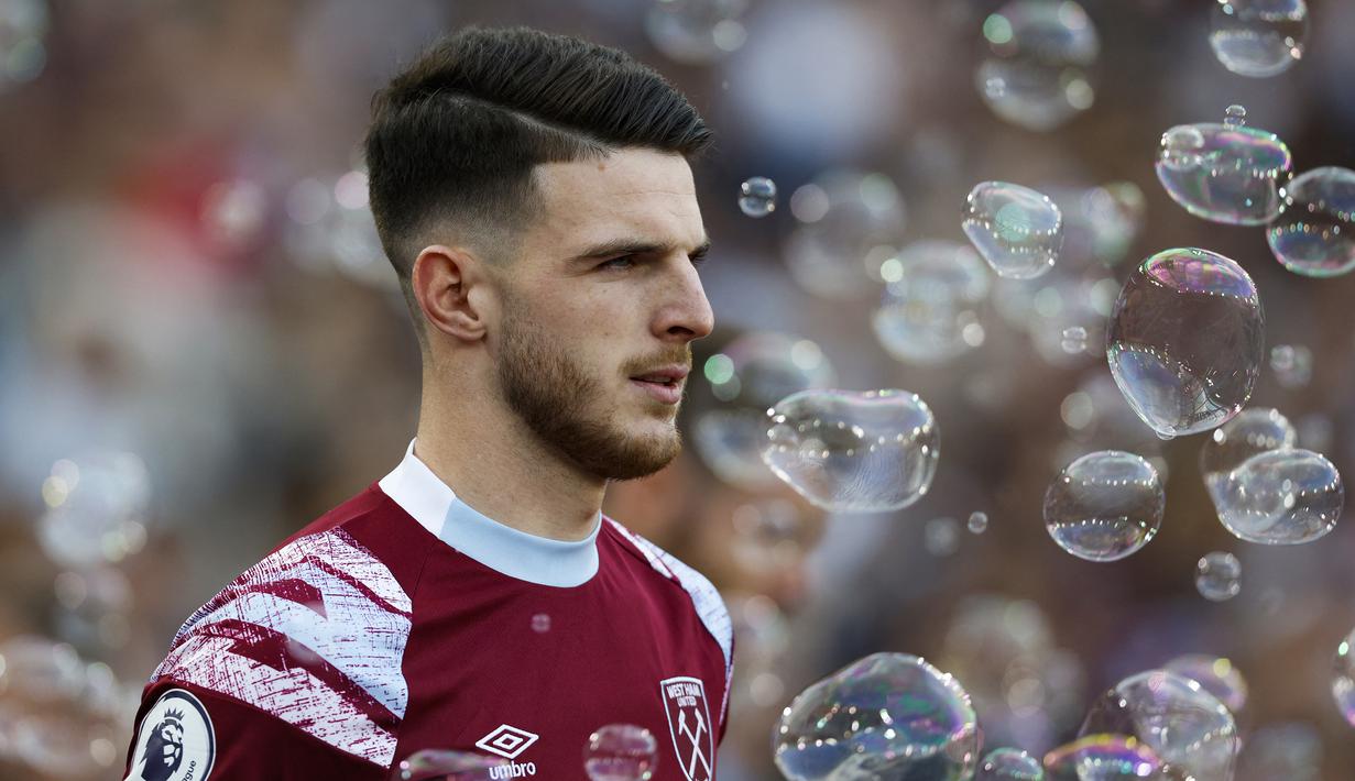 Gelandang West Ham, Declan Rice memasuki lapangan sebelum dimulainya laga Liga Inggris 2022/2023 menghadapi Manchester United di London Stadium, London (7/5/2023). Declan Rice menjadi target utama Arsenal untuk mengisi lini tengah The Gunners musim depan. Salah satu pesaing, Bayern Munchen dikabarkan telah mendapat penolakan karena sang pemain masih ingin bermain di Liga Inggris. West Ham sebagai klub pemilik kabarnya telah memberi lampu hijau jika Declan Rice ingin berlabuh di Emirates Stadium. (AFP/Ian Kington)