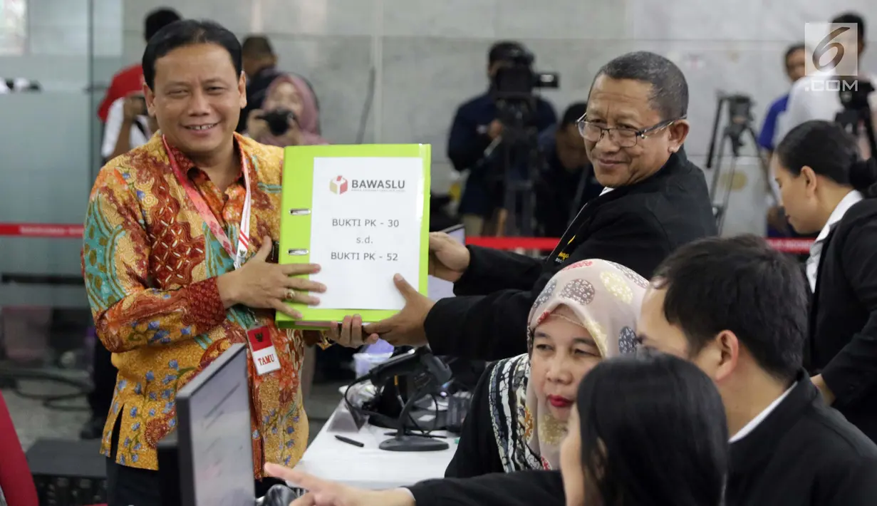Ketua Bawaslu RI, Abhan (kiri) saat menyerahkan alat bukti untuk menghadapi perselisihan hasil Pilpres 2019 di Gedung Mahkamah Konstitusi, Jakarta, Rabu (12/6/2019). Bawaslu menyerahkan 134 alat bukti serta keterangan setebal 151 halaman. (Liputan6.com/Helmi Fithriansyah)