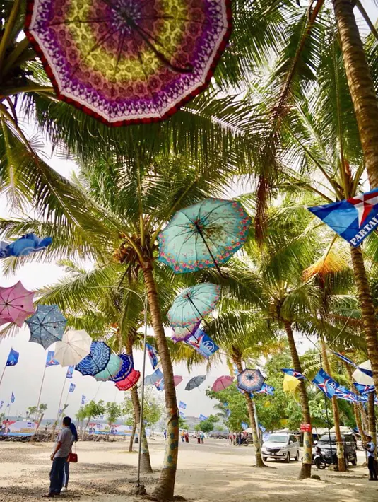 Mampir sejenak di pantai Pasir Putih, Kabupaten Serang, 23 April 2018. (Liputan6.com/IG/@aniyudhoyono)