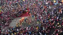 Warga memadati halaman parkir untuk melihat pertunjukan pentas barongsai dan liong di dekat gedung Sri Ratu, Semarang, (8/2). Agenda rutin tahunan yang diselenggarakan oleh pihak Sri Ratu Semarang untuk menyemarakkan Imlek di Kota Semarang. (Gholib)