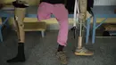 Seorang pria dengan kaki yang diamputasi terlihat sedang menunggu di pusat ortopedik Komite Internasional Palang Merah (ICRC), rumah sakit bagi korban perang dan yang diamputasi, di Kabul, Minggu (3/4).  (SHAH Marai/AFP)