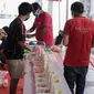 Warga menyiapkan makanan di Dapur Umum Kasih Bhayangkari Peduli Polda Metro Jaya, Jalan Kebon Pala, Tanah Abang, Jakarta, Rabu (13/5/2020). Setiap harinya dapur umum tersebut menyiapkan sekitar 1.200 nasi kotak yang dibagikan kepada warga untuk sahur dan buka puasa. (Liputan6.com/Faizal Fanani)