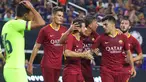 Para pemain AS Roma merayakan gol yang dicetak Alessandro Florenzi ke gawang Barcelona pada laga International Championship Cup di Stadion AT&T, Texas, Selasa (31/7/2018). AS Roma menang 4-2 atas Barcelona. (AFP/Richard Rodriguez)
