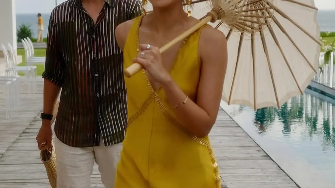 Maudy Ayunda Dibalut Dress Mustard Saat Hadir di Pernikahan Sahabat