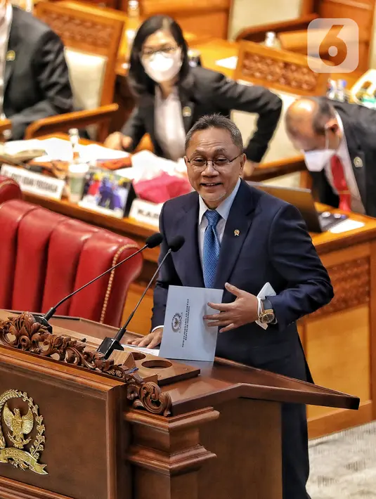 <p>Menteri Perdagangan Zulkifli Hasan membacakan laporan pemerintah terkait persetujuan kemitraan ekonomi komprehensif regional saat rapat paripurna DPR ke-3 masa persidangan I tahun 2022-2023 di Kompleks Parlemen, Senayan, Jakarta, Selasa (30/8/2022). Rapat tersebut beragenda pengambilan keputusan RUU tentang Pengesahan Regional Comprehensive Economic Partnership Agreement (Persetujuan Kemitraan Ekonomi Komprehensif Regional) serta pengambilan keputusan RUU tentang Pegesahan Perjanjian Kemitraan Ekonomi Komprehensif antara Pemerintah Indonesia dengan Pemerintah Korea. (Liputan6.com/Angga Yuniar)</p>