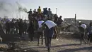 Diketahui, dalam beberapa bulan terakhir, akses bantuan kemanusiaan dibatasi secara ekstrem oleh Israel yang menyebabkan krisis pangan serta memburuknya kondisi kesehatan masyarakat Gaza secara keseluruhan. (AP Photo/Jehad Alshrafi)