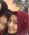 Jarang terjadi akrab, seorang perempuan bisa akrab dengan istri mantan suaminya. Keakraban sangat terlihat dari pasangan Laudya Cynthia Bella dan mantan, Engku Emran, Erra Fazira. (Instagram/laudyacynthiabella)