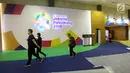 Panitia Inasgoc melintas di loby Main Press Center (MPC) atau media center bagi jurnalis untuk pelaksanaan Asian Games 2018 terus dibangun di Exhibition Hall JCC, Jakarta, Kamis (9/8). MPC akan beroperasi pada 10 Agustus. (Liputan6.com/Fery Pradolo)