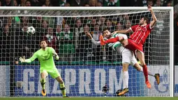 Gelandang Bayern Munchen, Javier Martinez menyundul bola ke arah gawang Celtic pada pertandingan grup B Liga Champions di Celtic Park di Glasgow (31/10). Kepala Javier Martinez berbenturan saat menyundul bola tersebut. (Andrew Milligan / PA via AP)