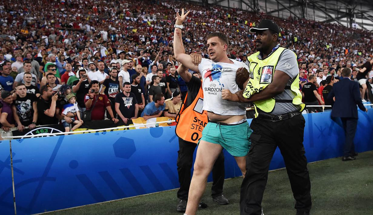 4. Fans Rusia diamankan petugas karena melakukan penyerangan ke arah pendukung Inggris pada laga Grup B di Stade Velodrome, Marseille. Kerusuhan antara kedua belah suporter kembali berlanjut di luar stadion. (AFP/Bertrand Langlois)