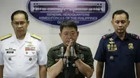 Kepala Staf Angkata Bersenjata Filipina, Jenderal Eduardo Ano, menyampaikan taklimat pada konferensi pers tentang Abu Sayyaf, 12 April 2017 (Aaron Favila/AP)