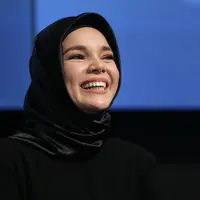 Keputusan Rina Nose melepas hijab yang telah dikenakan selama setahun, menimbulkan banyak reaksi dari warganet. Tidak hanya warganet, reaksi juga dari temen sesama artis. Pemberitaan itu juga terdengar oleh Dewi Sandra. (Adrian Putra/Bintang.com)