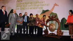Menteri Koordinator Bidang Perekonomian, Darmin Nasution (kedua kanan) memukul gong tanda dibukanya Festival Iklim di Jakarta, Senin (1/2/2016). Festival ini merupakan sosialisasi untuk menjaga laju kenaikan suhu bumi. (Liputan6.com/Helmi Fithriansyah)
