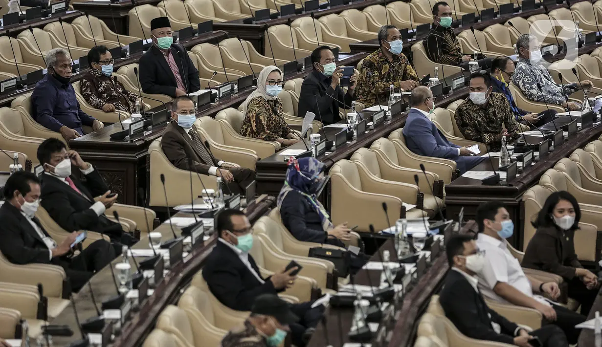 Suasana Rapat Paripurna ke-18 Masa Persidangan IV 2019-2020 di Kompleks Parlemen, Jakarta, Selasa (14/7/2020). DPR mengesahkan RUU tentang Perppu Pilkada menjadi UU. (Liputan6.com/Johan Tallo)